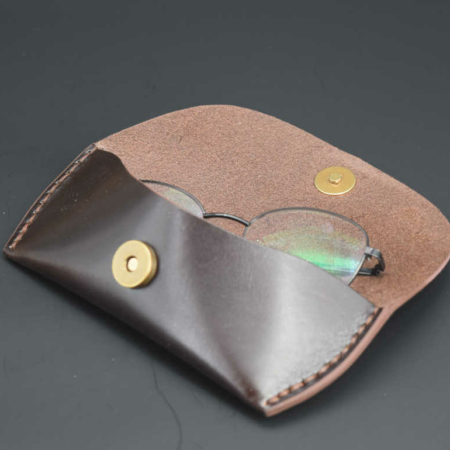 Etui à lunettes en cuir marron chocolat