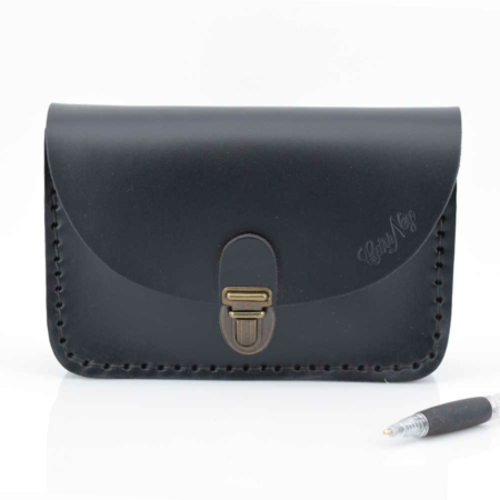 Pochette en cuir noire à mettre à la ceinture