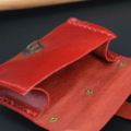 Porte-monnaie en cuir rouge de type "Cartable"