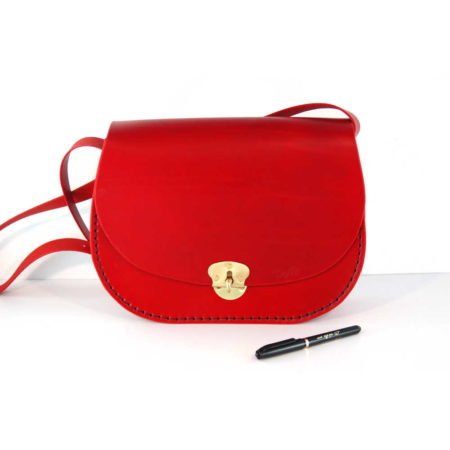 Sac femme à bandoulière en cuir rouge "Coeur"