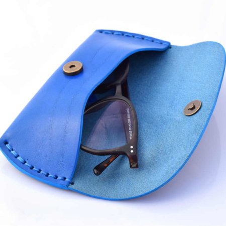 Etui à lunettes en cuir bleu clair