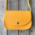 Petit sac jaune en cuir à bandoulière "Audrey" - fermeture aimant