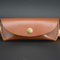 Étui à lunettes en cuir marron cognac - by "Les Cuirs Ney"