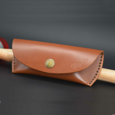Étui à lunettes en cuir marron cognac - by "Les Cuirs Ney"