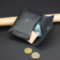 Porte-monnaie sans couture en cuir noir - simple et efficace !