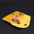 Porte-monnaie sans couture en cuir jaune - simple et efficace !