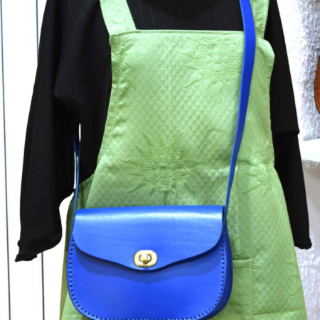 Sac pour femme en cuir bleu clair à bandoulière "Cerise" - tourniquet
