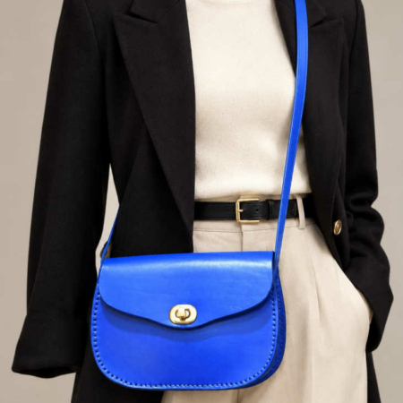 Sac pour femme en cuir bleu clair à bandoulière "Cerise" - tourniquet